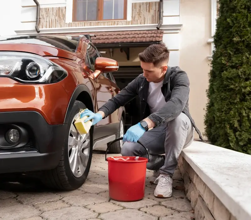 Lavage auto à domicile Le Chêne : professionnel intervenant sur un véhicule